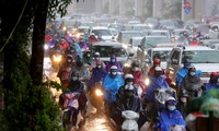Hà Nội mưa rét sáng đầu tuần, người dân chôn chân giữa đường do giao thông ùn tắc