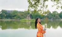 &apos;Đối thủ&apos; Hoa hậu Đỗ Thị Hà tại &apos;Miss World 2021&apos; thả dáng thướt tha giữa Thủ đô Hà Nội