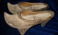 Đừng tưởng giày cao gót thời hiện đại mới có, người cổ đại đã đi giày cao gót 25cm rồi đó!