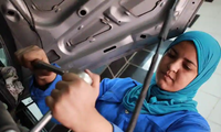 Cô gái 24 tuổi trở thành thợ máy sửa chữa ô tô đầu tiên ở Ai Cập