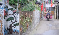 Đồ phế thải thành tác phẩm nghệ thuật trên đường làng Liên Mạc