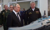 Tổng thống Putin đang xem xét một thiết kế tàu sân bay mới của hải quân Nga