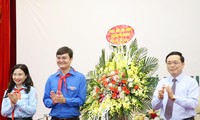 Ban Tổ chức đón nhận hoa chúc mừng của lãnh đạo tỉnh Cao Bằng.