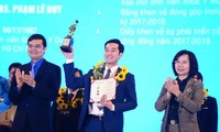 Bí thư thường trực T.Ư Đoàn, Chủ tịch T.Ư Hội Sinh viên Việt Nam Bùi Quang Huy trao Giải thưởng khoa học công nghệ thanh niên Quả Cầu Vàng cho các tài năng trẻ xuất sắc.