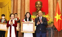 Chủ tịch nước Nguyễn Xuân Phúc trao Huân chương Lao động, nguyên Phó Chủ tịch nước Nguyễn Thị Doan trao vòng nguyệt quế cho các học sinh đoạt giải.