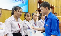 T.Ư Hội Sinh viên Việt Nam trao tặng học bổng tiếp sức học sinh, sinh viên miền Trung