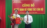 Ông Nguyễn Thế Bình, Phó Giám đốc phụ trách Sở GD-ĐT trao quyết định bổ nhiệm ông Trần Nhật Khánh. (Ảnh: Sở GD&ĐT Hà Giang). 