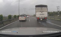Thót tim với chiếc xe tải nổ lốp trên cao tốc Trung Lương