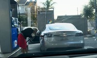 Hài hước với cô gái cố đổ xăng cho xe điện Tesla