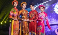 Lương Thùy Linh và dàn học trò cưng trình diễn áo dài trong chương trình Chào Xuân 2022