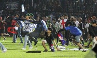 Bạo loạn kinh hoàng tại giải bóng đá Indonesia, 125 người thiệt mạng 