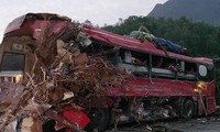 Hiện trường tai nạn kinh hoàng khiến 40 người thương vong ở Hòa Bình