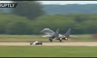 Xe đua công thức một đọ tiêm kích MiG-29