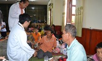 Bác sĩ Việt Nam thăm khám người dân Lào sau vụ vỡ đập thủy điện