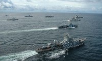 Hải quân Indonesia tập trận ở biển Đông. Ảnh: AP