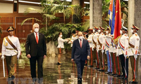 Chủ tịch nước Nguyễn Xuân Phúc và Bí thư thứ nhất Ban Chấp hành Trung ương Đảng Cộng sản Cuba, Chủ tịch nước Cộng hòa Cuba Miguel Díaz-Canel tại Lễ đón. (Ảnh: Thống Nhất/TTXVN)
