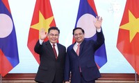 Thủ tướng Phạm Minh Chính và Chủ tịch Quốc hội Lào Saysomphone Phomvihane chụp ảnh chung. (Ảnh: Dương Giang/TTXVN)