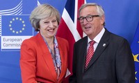 Thủ tướng Anh Theresa May và Chủ tịch Ủy ban châu Âu Jean-Claude Juncker vui mừng trong cuộc họp báo thông báo đạt được bước đột phá. Ảnh: Politicshome.