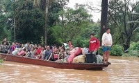 Người dân vùng bị ngập lụt được đưa đi sơ tán bằng thuyền. Ảnh: Vientiane Times.
