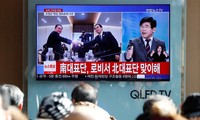 Người dân Seoul theo dõi qua TV bản tin cuộc gặp cấp cao giữa Triều Tiên và Hàn Quốc ngày 9/1. Ảnh: Today Online.