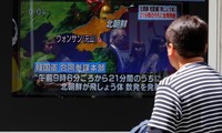 Người dân Nhật Bản theo dõi thông tin về vụ thử tên lửa của Triều Tiên