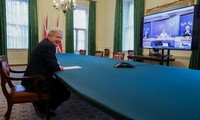 Thủ tướng Anh Boris Johnson trong một buổi trao đổi trực tuyến với các lãnh đạo cấp cao bên phía EU. Ảnh: Phố Downing.