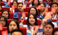 Các đại biểu biểu quyết thông qua Chương trình Đại hội. ẢNH: NHƯ Ý