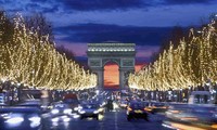 Paris rực rỡ trong mùa Giáng Sinh, dù dịch bệnh vẫn chưa hạ nhiệt 