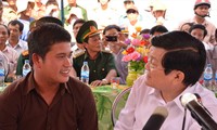 Chủ tịch nước Trương Tấn Sang trong chuyến thăm và làm việc tại Lý Sơn ngày 15/4/2013 đã trò chuyện, động viên thuyền trưởng Bùi Văn Phải. ảnh: Lê Văn Chương 