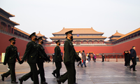 Lực lượng an ninh đeo khẩu trang khi đi tuần trong Tử cấm thành ở Bắc Kinh ngày 26/1. Ảnh: Getty Images 