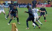 Quả phạt đền của Argentina gây tranh cãi, nhưng không che mờ được Messi