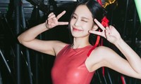 Jennie (BlackPink) mặc váy quá ngắn