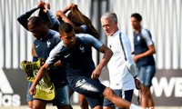 HLV Didier Deschamps giám sát tuyển thủ Pháp tập luyện