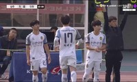 Incheon United (áo trắng) thất bại trước Sangju Sangmu dù Công Phượng vào sân