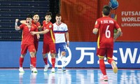 Các cầu thủ Futsal Việt Nam trên sân bóng World Cup