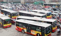 Vận tải công cộng Hà Nội mới đạt 17,3% và đang chỉ trông chờ vào xe buýt. Ảnh: Anh Trọng