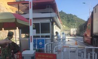 Lực lượng chức năng tại cửa khẩu Lạng Sơn tăng cường kiểm dịch qua biên giới. Ảnh: Duy Chiến