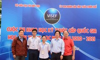 Huỳnh Minh Mẫn (thứ 3, từ phải sang) tại cuộc thi Khoa học kỹ thuật cấp quốc gia 