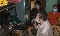 Đài trực canh tại nhà ngư dân Trần Tổng ở xã Nghĩa An đang nối liên lạc với những ngư dân đang tránh bão Rai ngoài khơi. Ảnh: Hà Anh 