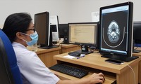 Bác sĩ Bệnh viện Ung Bướu TPHCM hội chẩn từ xa qua công nghệ thông tin ảnh: Vân Sơn 