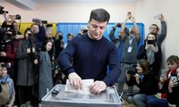 Diễn viên Volodymyr Zelenskiy bỏ phiếu tại một điểm bầu cử ở Kiev hôm qua Ảnh: Reuters