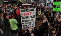  Một người giương biểu ngữ phản đối bạo lực tại quảng trường Times Square, New York sau vụ xả súng ở Charlottesville, Virginia năm 2017 Ảnh: Business Insider/Reuters