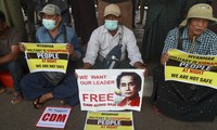 Biểu tình ở Yangon đòi trả tự do cho bà Suu Kyi Ảnh:AP 