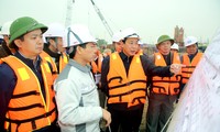 Cựu Thứ trưởng Bộ GTVT Nguyễn Hồng Trường (thứ 3 từ trái qua) đi thị sát công trình khi còn đương chức ảnh: PV