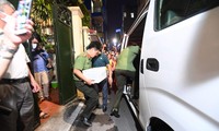 Cơ quan điều tra đưa một số đồ vật, hồ sơ ra khỏi nhà ông Nguyễn Đức Chung sau khi khám xét