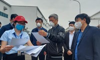 Thứ trưởng Bộ y tế Nguyễn Trường Sơn (giữa) kiểm tra chống dịch trong KCN huyện Cẩm Giàng Ảnh: Anh Văn 