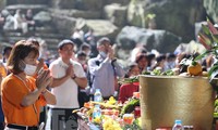 Hơn hai vạn khách trẩy hội chùa Hương trong ngày đầu mở cửa
