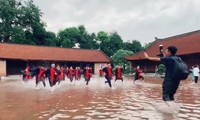 Bộ ảnh kỷ yếu đáng nhớ chụp trong trận mưa kỷ lục ở Hà Nội