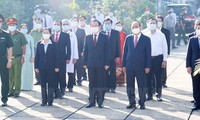 Chủ tịch nước Nguyễn Xuân Phúc dâng hương tưởng niệm các anh hùng liệt sĩ