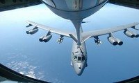 Một chiếc B-52H đang tiếp dầu